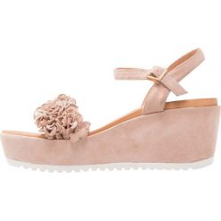 Sandały damskie: Pepen Sole Sandały na platformie nude/white