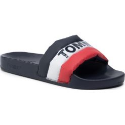 Klapki TOMMY JEANS - Padded Nylon Pool Slide EN0EN00667 Rwb 020. Niebieskie klapki damskie Tommy Jeans, bez wzorów, z jeansu, bez obcasa. W wyprzedaży za 159,00 zł.