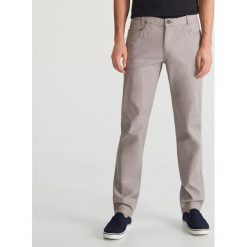 Bawełniane spodnie slim fit - Beżowy. Brązowe spodnie męskie Reserved, m, bez wzorów, z bawełny. Za 129,99 zł.