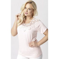 Jasnoróżowa Bluzka Peithilei. Różowe bluzki damskie Born2be, xl, bez wzorów, bez kołnierzyka, bez rękawów. W wyprzedaży za 39,99 zł.