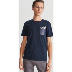 T-shirt z motywem kosmosu - Granatowy. Niebieskie t-shirty męskie Reserved, xl, bez wzorów, bez kołnierzyka. Za 39,99 zł.