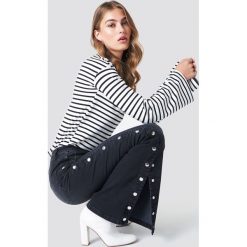 NA-KD Trend Rozszerzane jeansy z guzikami - Black. Czarne jeansy damskie marki NA-KD Trend. Za 161,95 zł.