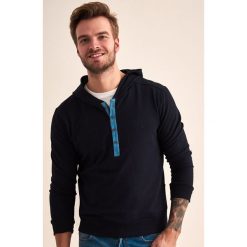 Bluza w kolorze grantowym. Niebieskie bluzy męskie TATUUM, m, bez wzorów, z kapturem, bez rękawów, bez kaptura. W wyprzedaży za 129,95 zł.