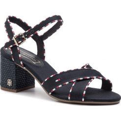 Sandały TOMMY HILFIGER - Corporate Detail Heeled Sandal FW0FW04230 Midnight 403. Niebieskie klapki damskie TOMMY HILFIGER, bez wzorów, ze skóry ekologicznej, bez obcasa, na obcasie. Za 449,00 zł.