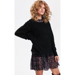 MIŁY W DOTYKU SWETER DAMSKI Z OZDOBNYMI WARKOCZAMI, OVERSIZE. Szare swetry oversize damskie Top Secret, na jesień. Za 119,99 zł.