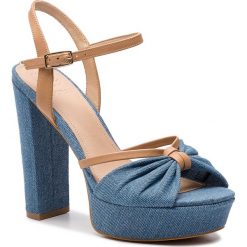 Sandały GUESS - Levivy FL6LV2 DEN03 DENIM. Niebieskie klapki damskie Guess, z aplikacjami, ze skóry, bez obcasa, na obcasie. W wyprzedaży za 519,00 zł.