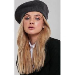 Ciemnoszary Beret Parisian. Szare czapki damskie Renee, z aplikacjami. Za 39,99 zł.