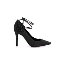 Czółenka Guess FLBIN4 SUE08. Czarne czółenka damskie Guess, z aplikacjami, bez obcasa. Za 249,00 zł.