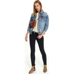 Luźna kurtka jeansowa. Niebieskie kurtki damskie Top Secret, na zimę, bez wzorów, z jeansu, eleganckie, krótkie, bez kaptura. W wyprzedaży za 159,99 zł.