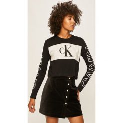 Calvin Klein Jeans - Longsleeve. Czarne bluzki damskie Calvin Klein Jeans, s, z nadrukiem, z bawełny, z okrągłym kołnierzem. Za 229,90 zł.