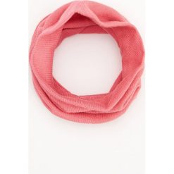 Dzianinowy komin w prążek - Różowy. Różowe kominy damskie Reserved, z dzianiny. Za 34,99 zł.