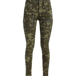 GStar POWEL MID SKINNY COJ Jeansy Slim Fit olive. Zielone rurki damskie G-Star, z elastanu. W wyprzedaży za 419,25 zł.
