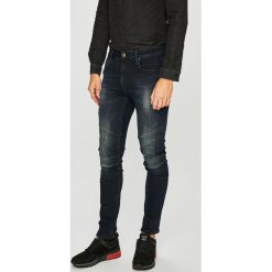 Guess Jeans - Jeansy Jay. Niebieskie jeansy męskie Guess Jeans, m, z aplikacjami. W wyprzedaży za 399,90 zł.