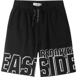 Bermudy dresowe bonprix czarny z nadrukiem. Czarne dresy chłopięce bonprix, z nadrukiem, z dresówki. Za 34,99 zł.