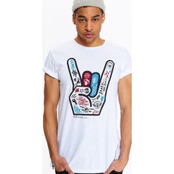 T-shirt męski w stylu oversize z ozdobnymi suwakami po bokach. Białe t-shirty męskie Top Secret, na lato, xl, z nadrukiem, z bawełny, bez kołnierzyka, krótkie. W wyprzedaży za 24,99 zł.
