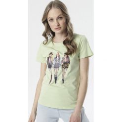 Jasnozielony T-shirt Aquiciane. Zielone bluzki damskie Born2be, s, bez wzorów, bez kołnierzyka. W wyprzedaży za 44,99 zł.