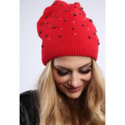 Czerwona czapka z koralikami damska zimowa C17. Czerwone czapki damskie marki Fasardi. Za 39,00 zł.