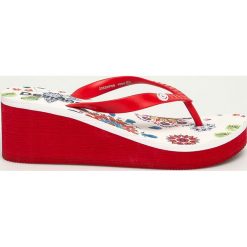 Desigual - Japonki. Białe koturny damskie Desigual, bez obcasa, na obcasie, bez zapięcia. W wyprzedaży za 129,90 zł.