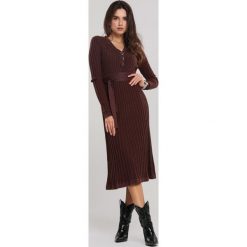 Brązowa Sukienka Brendale. Pomarańczowe sukienki damskie Renee, na zimę, s, bez wzorów, z dzianiny, eleganckie, bez kołnierzyka, bez rękawów, długie, midi, rozkloszowane. Za 169,99 zł.