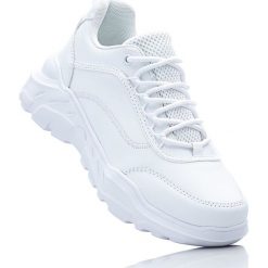 Sneakersy na podeszwie platformie bonprix biały. Białe buty sportowe damskie bonprix. Za 99,99 zł.