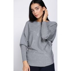Szary Sweter Coming Of Age. Szare bez kategorii Born2be, xl, z aplikacjami, z okrągłym kołnierzem. Za 79,99 zł.