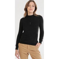 Czarny Sweter Sharera. Czarne swetry damskie Born2be, s, bez wzorów, bez rękawów, bez kaptura. Za 69,99 zł.