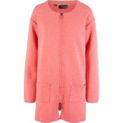 Bluza rozpinana w strukturalny wzór w poziomy prążek bonprix dymny koralowy. Różowe bluzy damskie bonprix, bez wzorów, bez rękawów, bez kaptura. Za 79,99 zł.