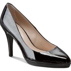 Szpilki SOLO FEMME - 22601-01-B48/C26-04-00 Czarny. Czarne szpilki lakierowane Solo Femme, bez wzorów, bez obcasa, na obcasie, bez zapięcia. W wyprzedaży za 219,00 zł.