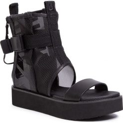 Sandały UNITED NUDE - Tech Calli 105500125 Black. Czarne klapki damskie United Nude, bez wzorów, ze skóry, bez obcasa, na koturnie. W wyprzedaży za 719,00 zł.