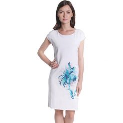 Sukienka w kolorze biało-szarym. Szare sukienki damskie Far Far Fashion, Ryłko by Agnes&Paul, na co dzień, bez wzorów, z okrągłym kołnierzem, bez rękawów, proste. W wyprzedaży za 69,95 zł.