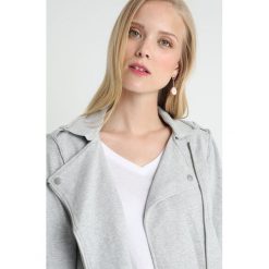 Vince Camuto PEACHED FRENCH TERRY MOTO Bluza rozpinana grey heather. Szare kardigany damskie Vince Camuto, l, z bawełny. Za 419,00 zł.