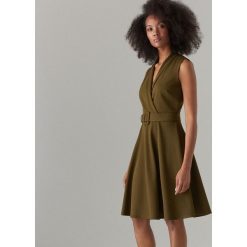 Rozkloszowana sukienka z paskiem - Khaki. Brązowe sukienki damskie Mohito, s, bez wzorów, bez kołnierzyka, bez rękawów, rozkloszowane. Za 119,99 zł.