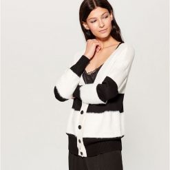 Sweter z zapięciem na guziki - Czarny. Czarne swetry rozpinane damskie Mohito, l. Za 119,99 zł.