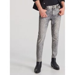 Jeansy skinny - Jasny szary. Szare jeansy męskie Reserved, m, bez wzorów. Za 129,99 zł.