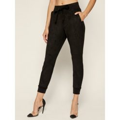 Spodnie materiałowe Marciano Guess 94G110 9183Z. Czarne spodnie damskie MARCIANO GUESS, z aplikacjami, z tkaniny. W wyprzedaży za 319,00 zł.