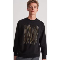 Bluza z dekoracyjnym haftem - Czarny. Czarne bluzy męskie Reserved, s, z haftami, bez kołnierzyka, bez rękawów, bez kaptura. Za 119,99 zł.