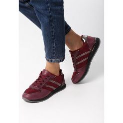 Bordowe Buty Sportowe Always Be Yourself. Czerwone buty sportowe damskie Born2be, bez wzorów, sportowe. W wyprzedaży za 39,99 zł.