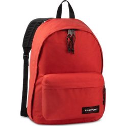 Plecak EASTPAK - Out Of Office EK767 Teasing Red 01X. Czerwone plecaki męskie Eastpak, bez wzorów, z materiału, sportowe. W wyprzedaży za 179,00 zł.