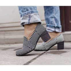 Półbuty na 6 cm słupku - skóra naturalna - model 250 - kolor czarno-białe kwadraty. Czarne półbuty damskie Zapato, bez wzorów, ze skóry, z kwadratowym noskiem, bez obcasa, na słupku, bez zapięcia. W wyprzedaży za 223,30 zł.