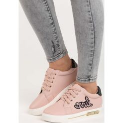 Różowe Buty Sportowe In Love. Różowe buty sportowe damskie Born2be, z napisami, sportowe. Za 49,99 zł.