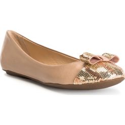 Buty damskie. Czarne baleriny damskie Wittchen, bez wzorów, ze skóry, klasyczne, bez obcasa. W wyprzedaży za 179,90 zł.