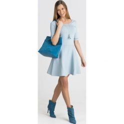 SUKIENKA Patrizia Pepe. Niebieskie sukienki damskie Patrizia Pepe, na imprezę, s, bez wzorów, z dzianiny, z okrągłym kołnierzem, bez rękawów, dopasowane. Za 470,00 zł.