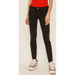 Tommy Jeans - Jeansy Sophie. Czarne jeansy damskie z obniżonym stanem. Za 449,90 zł.