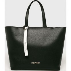 Calvin Klein - Torebka. Białe torby damskie na zakupy marki Calvin Klein, ze skóry ekologicznej, na ramię, duże. Za 749,90 zł.
