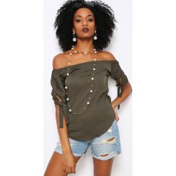 Bluzka w kolorze khaki. Brązowe bluzki damskie Next Trend, bez wzorów, bez kołnierzyka, bez rękawów. W wyprzedaży za 94,95 zł.