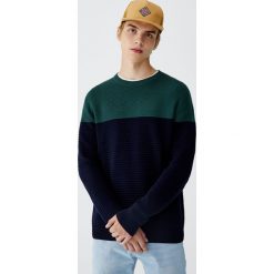 Sweter z dzianiny ottoman z kolorowymi panelami. Czarne swetry klasyczne męskie marki Pull&Bear, m. Za 99,90 zł.