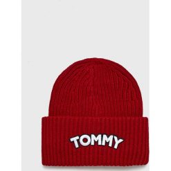 Tommy Hilfiger - Czapka. Czerwone czapki zimowe damskie TOMMY HILFIGER, z dzianiny. Za 199,90 zł.
