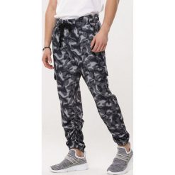 Granatowe Spodnie Capacities. Szare spodnie męskie Born2be, xl, moro, z dresówki. Za 59,99 zł.