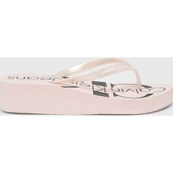 Calvin Klein Jeans - Japonki. Różowe klapki damskie marki Calvin Klein Jeans, z jeansu, na obcasie. Za 219,90 zł.