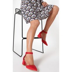 Czerwone Czółenka Loraenah. Czerwone czółenka damskie Born2be, bez wzorów, bez obcasa. W wyprzedaży za 59,99 zł.